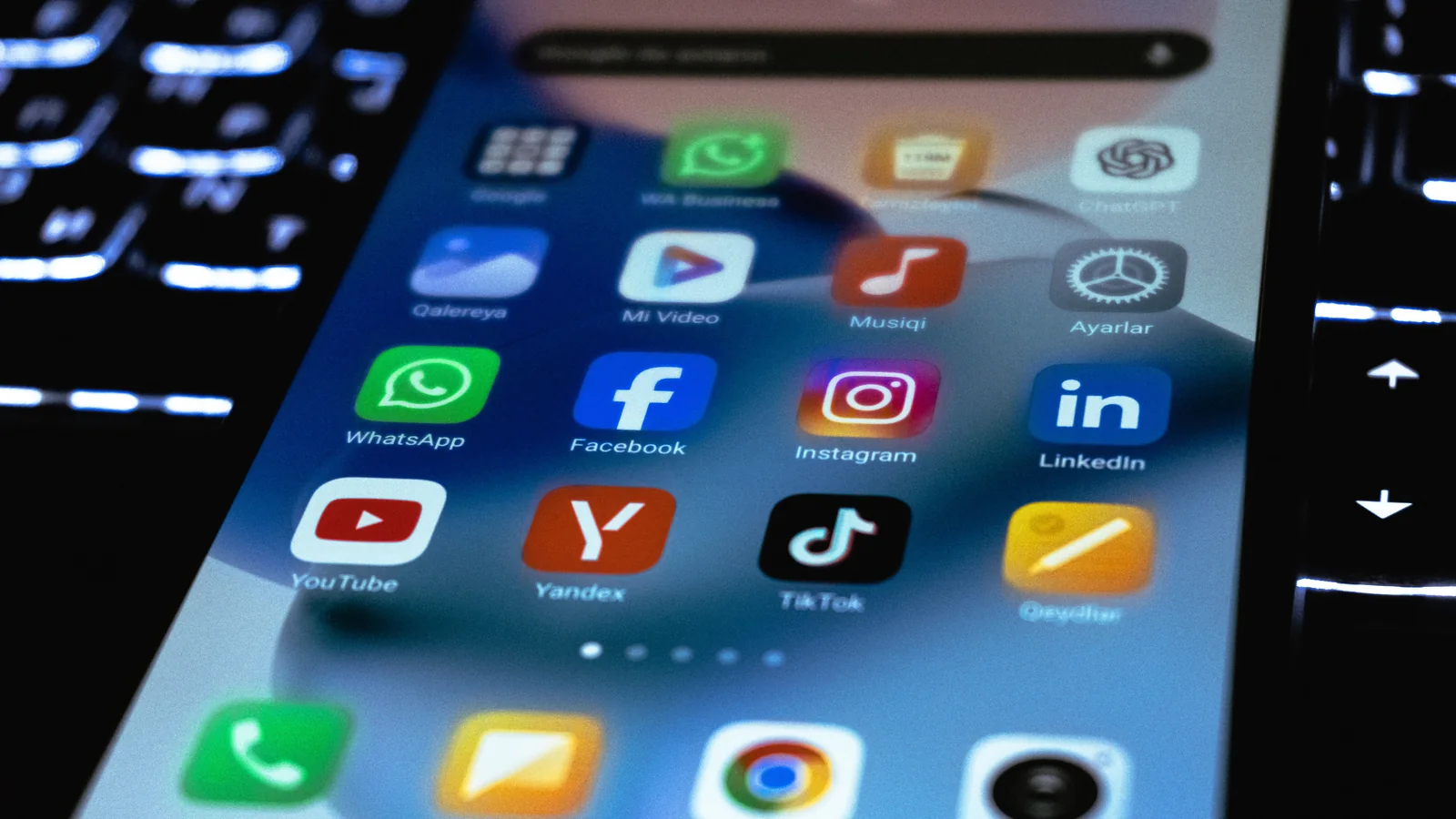 Smartphone displaying app icons for a guide to Google Play icon sizes